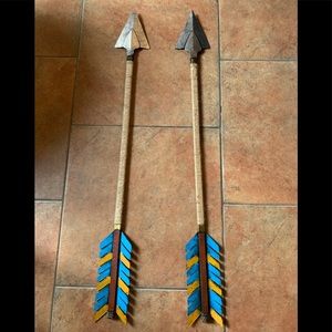 Metal home decor arrows.